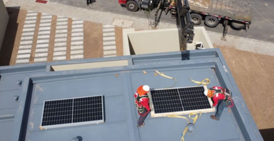 Casas con paneles fotovoltaicos impulsan desarrollo sostenible